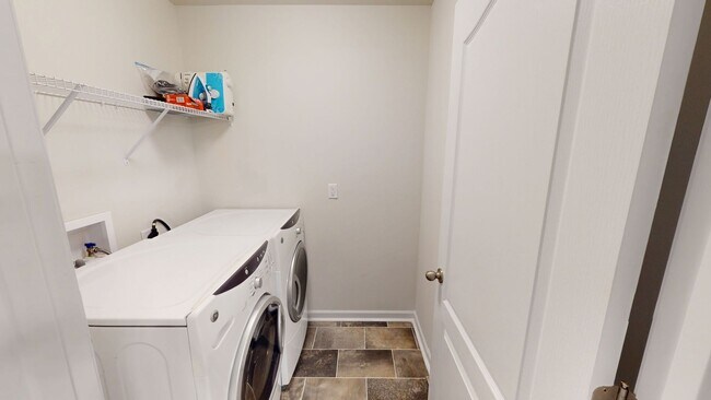 Building Photo - Pet Friendly 2023 Build in Convenient Location!
