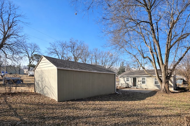 Building Photo - SEE IT NOW: Charming Home with Spacious Living, Modern Kitchen & Private Driveway in Overland Park!