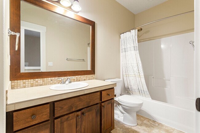 Building Photo - Excellent Condition Three Bedroom + Office, Fenced Backyard, Central AC
