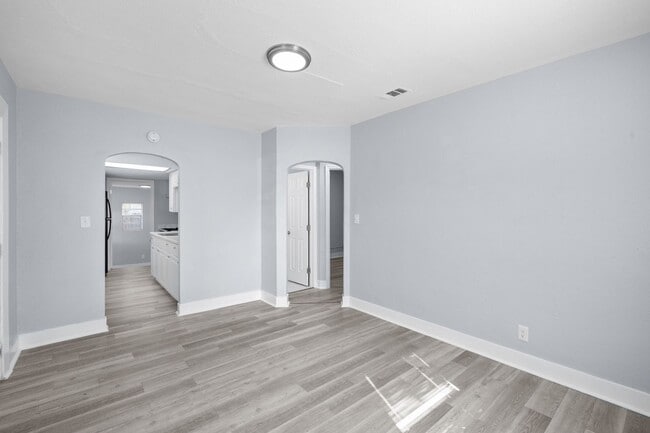 Building Photo - Large 4 bed/1.5 bath House & Section 8 Acc...