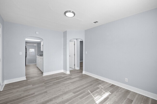 Building Photo - Large 4 bed/1.5 bath House & Section 8 Accepted , Drive by & Apply for just $25** Move in by Dece...