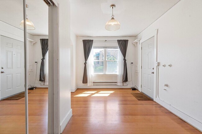 Building Photo - Charming close-in Foster-Powell studio in four-plex—Updated kitchen & bath, shared laundry, share...