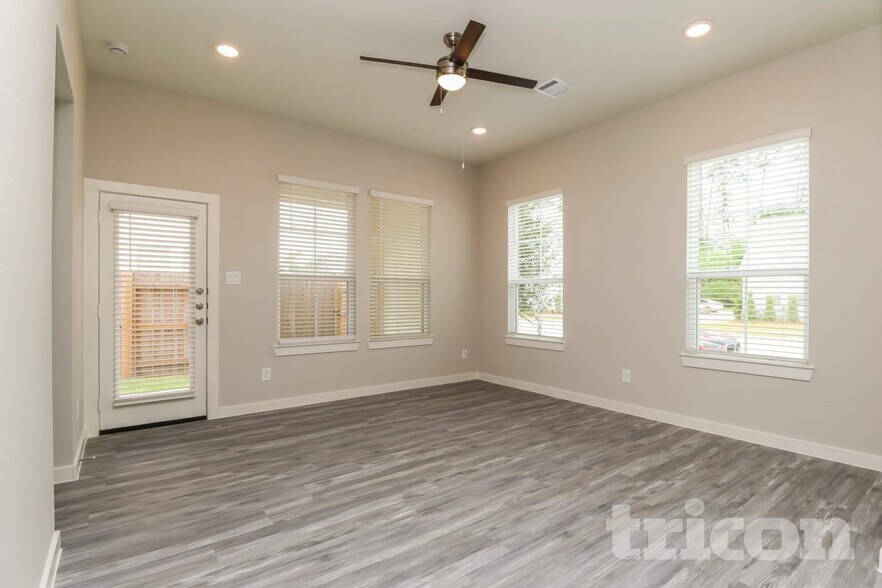 Building Photo - 9835 Willow Creek Commerce Dr