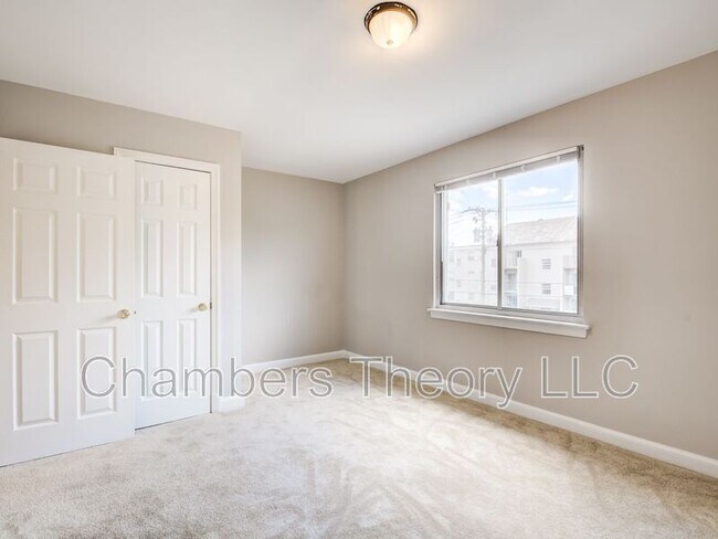 Building Photo - 1417 Downing St NE