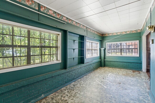 Building Photo - 3332 Walnut Ave SW