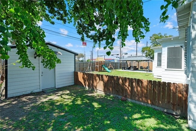 Building Photo - 4047 W Vanderbilt Dr