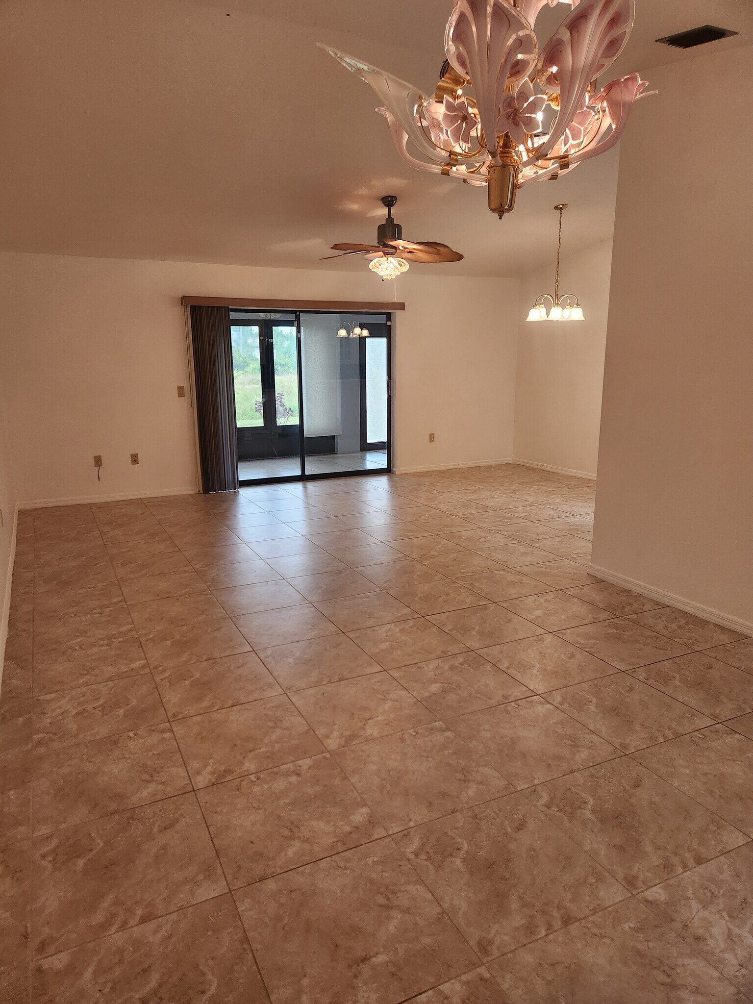 Building Photo - 26186 Northern Cross Rd