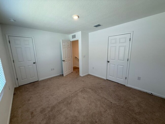 Building Photo - Beautiful 3 bedroom townhome for rent in E...