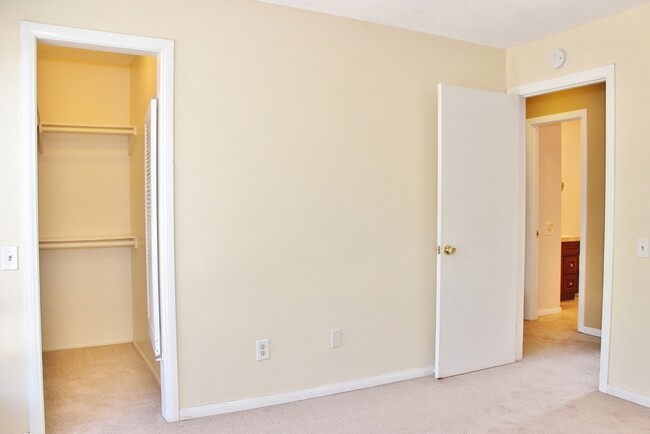 Building Photo - Updated 2B/1.5BA Condo w/ 2 Parking Spaces...