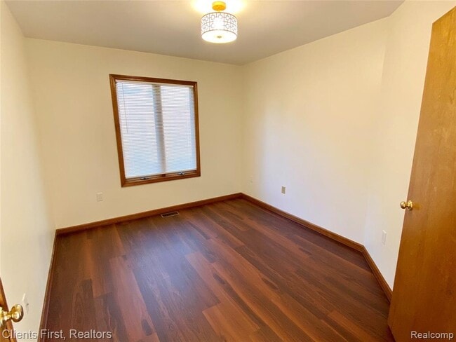Building Photo - 7233 Oakwood Dr
