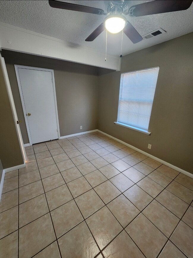 Building Photo - 3 bed 2 bath 2 story townhome, 1 carport