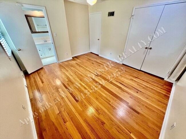 Building Photo - Lovely Home In Nall Hills-Available NOW!