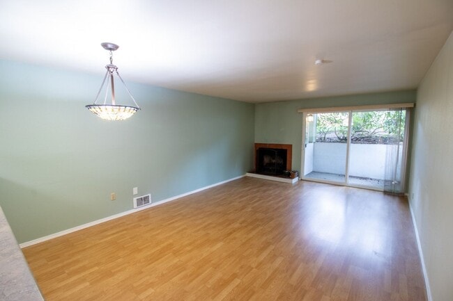 Building Photo - 2Bd/2Ba Seattle Condo