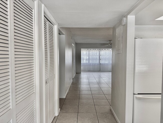 Building Photo - Charming 2 bed/ 2 bath in Royal Palm Villas