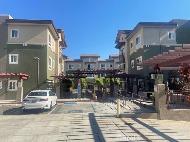 Building Photo - 228 S Olive Ave