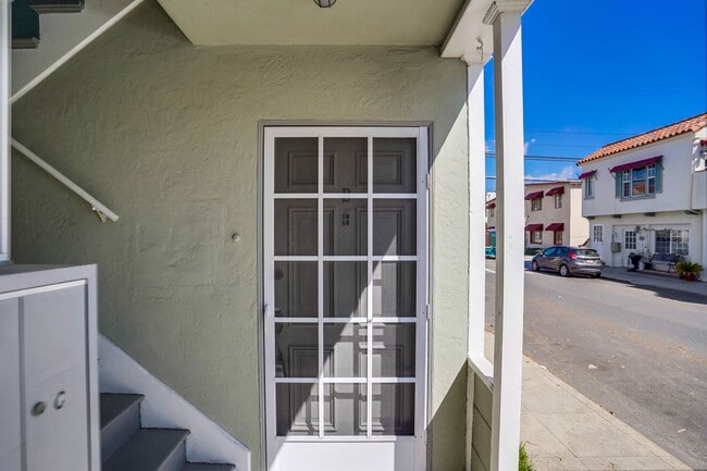 Building Photo - Beautifully Updated and Spacious 1B/1B in Belmont Shore!