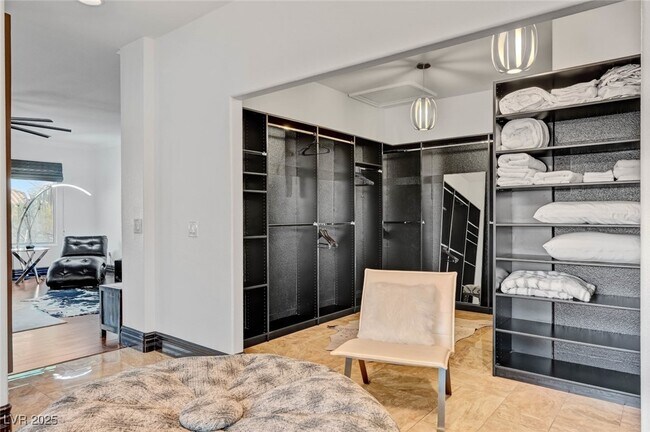 Building Photo - 9593 Los Cotos Ct