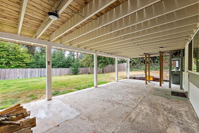 Building Photo - Spacious 4 Bed Lakewood Home w/ 2 Kitchens...