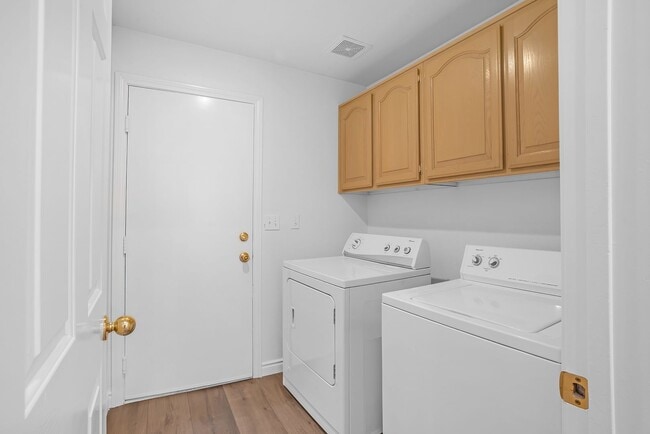 Building Photo - MOVE-IN READY SINGLE-STORY 4-BEDROOM 3-CAR GARAGE HOME IN HENDERSON!