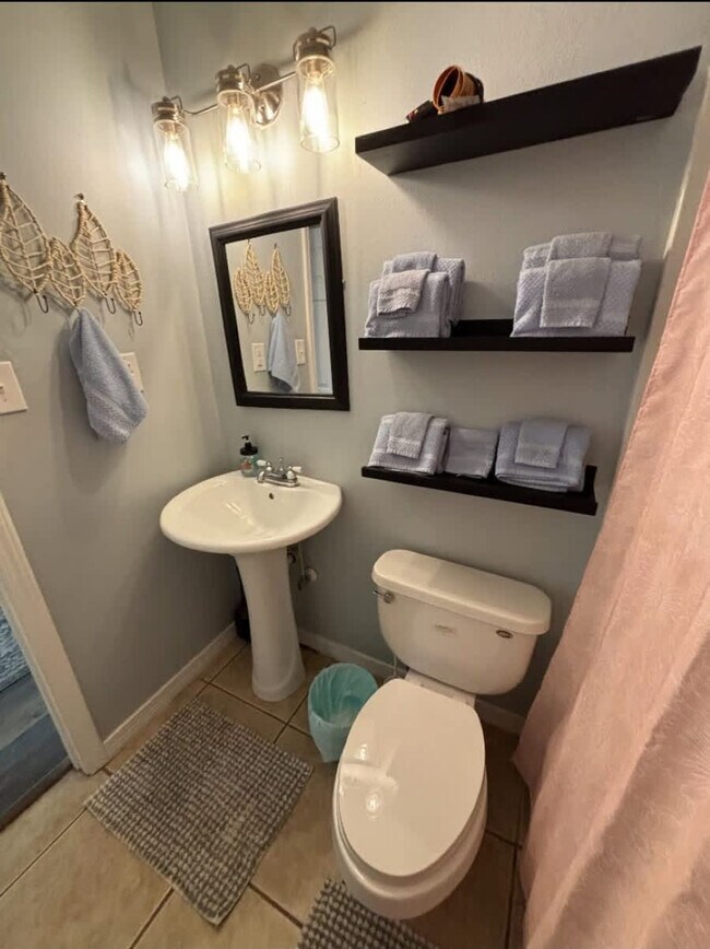 Building Photo - 2 Mead Dr