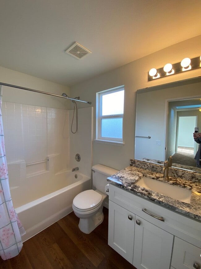 Building Photo - Clean 3 bed well-maintained & pet free hom...
