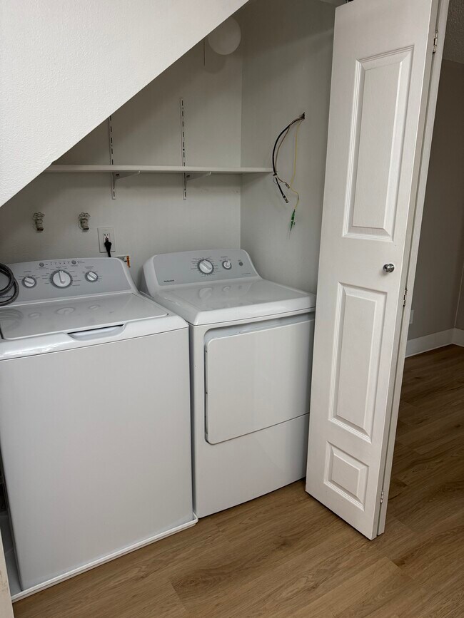 Building Photo - Fully renovated 2 bedroom, 1.5 bath apartment available with Separate Garage!  Updated Kitchen wi...