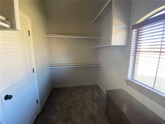 Building Photo - 616 Sally Ct