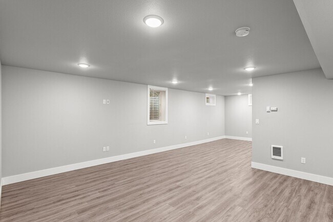 Building Photo - 5535 SE 57th Ave