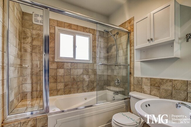 Building Photo - Stunning 4BD Craftsman in Excellent N Port...