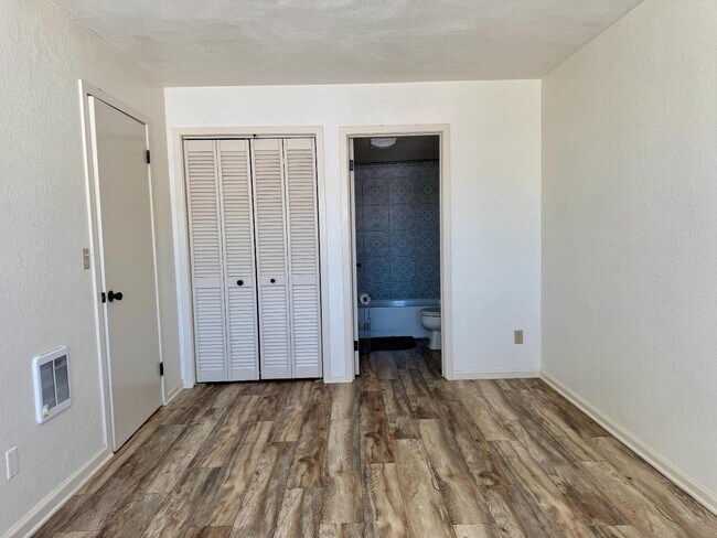 Building Photo - 207 Lake Dr