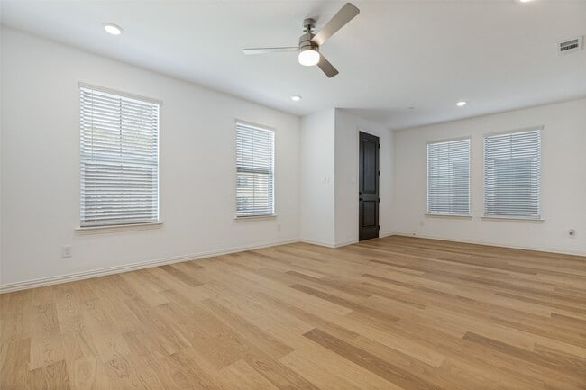 Building Photo - 4766 Lunker St