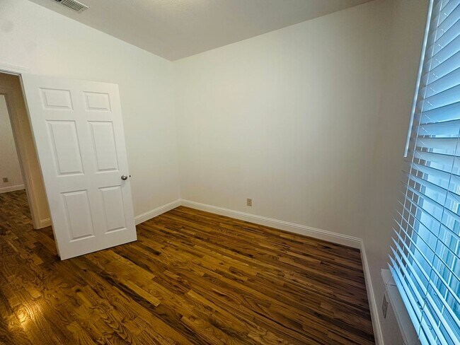 Building Photo - Come View This Perfect 2 Bedroom 1 Bath Located In the Heart of Downtown!!