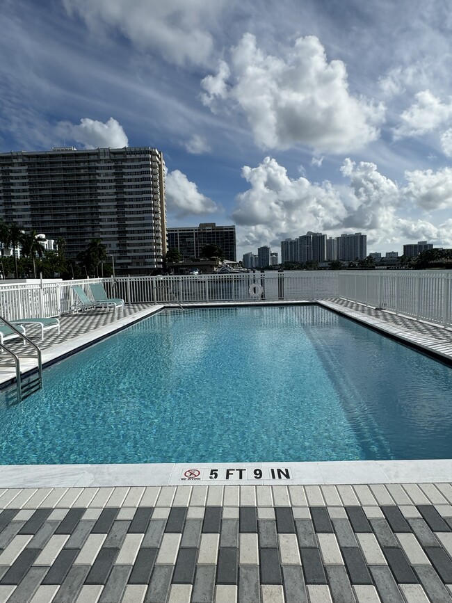 Building Photo - 1913 S Ocean Dr