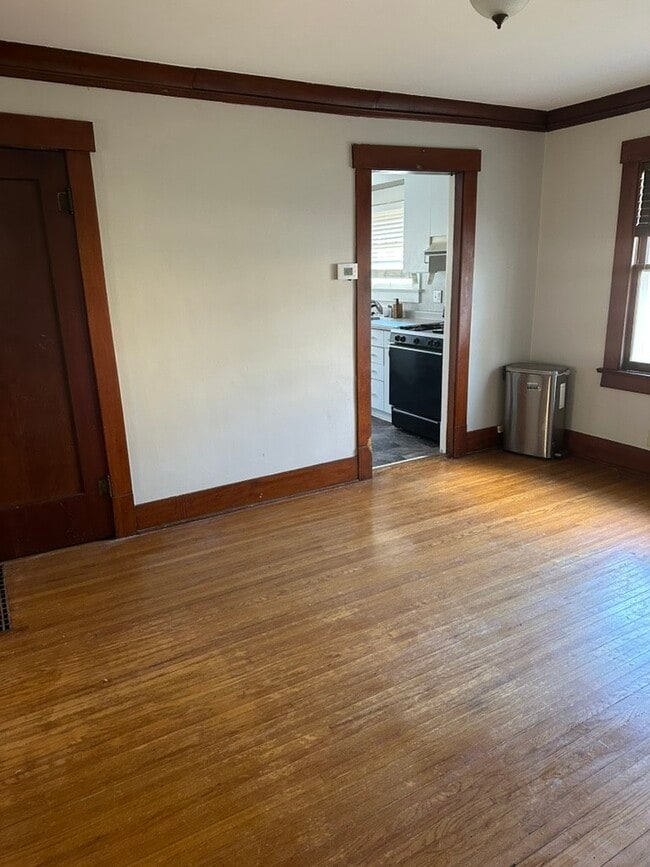 Building Photo - 204 S Linden Ave