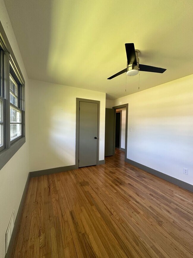 Building Photo - Updated 3 Bedroom House on the Eastside