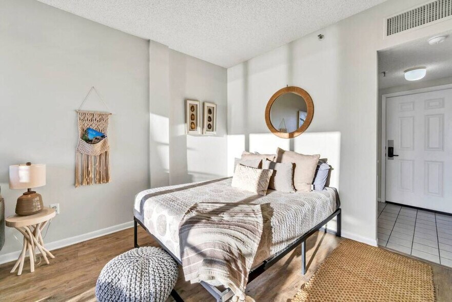 Building Photo - 214 Miracle Strip Pkwy SW