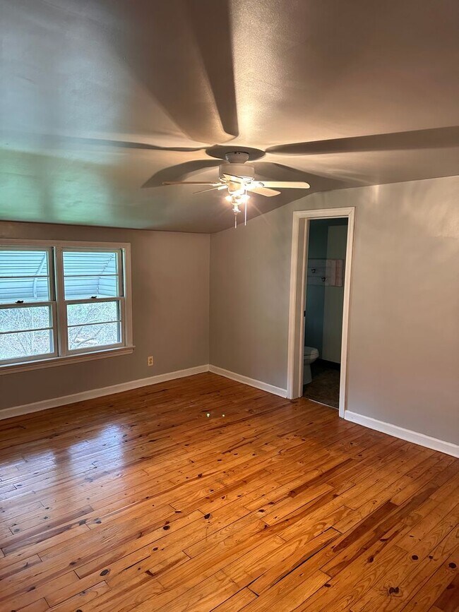Building Photo - Beautiful house with Mentor charm!