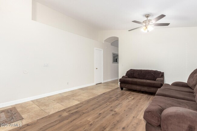 Building Photo - 1020 S Esmeralda