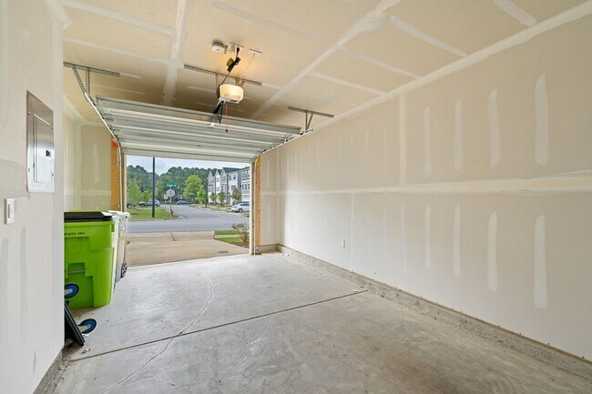 Building Photo - Charming 3-bedroom, 3.5-bathroom townhouse...