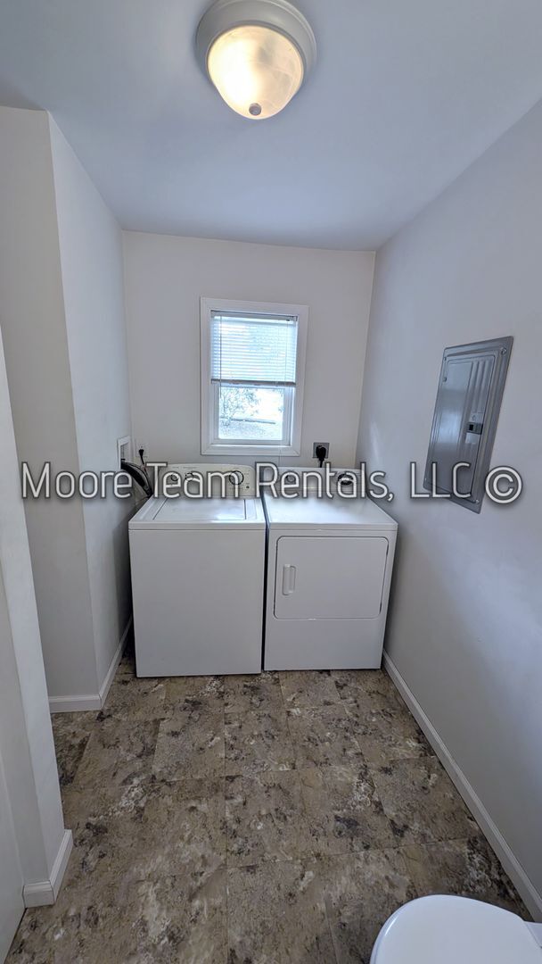 Building Photo - Cozy 2 Bed House with Deck & Yard