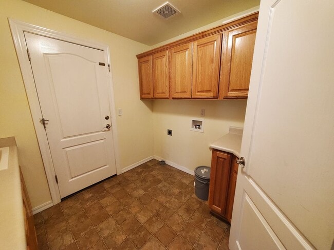 Building Photo - 3 bed 2 bath Single Family Home for Rent in  SW Grants Pass