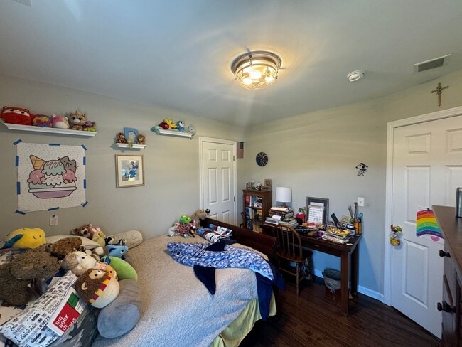 Building Photo - Beautiful 4 Bedroom Colonial