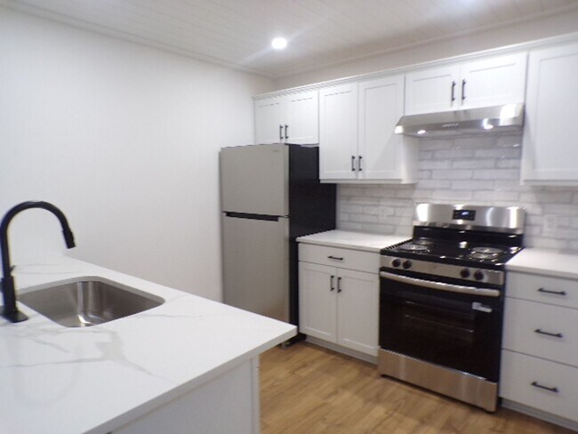 Building Photo - Remodeled Condo Located In Woodlake Villas