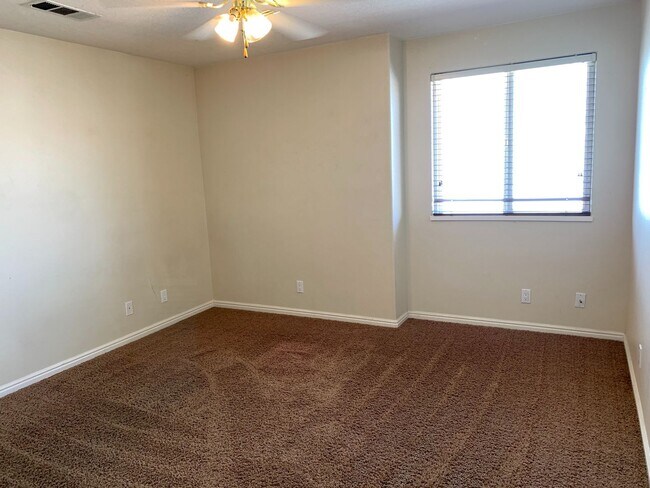 Building Photo - Large Home with Fully Fenced Yard