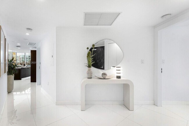 Building Photo - 200 Biscayne Blvd Way