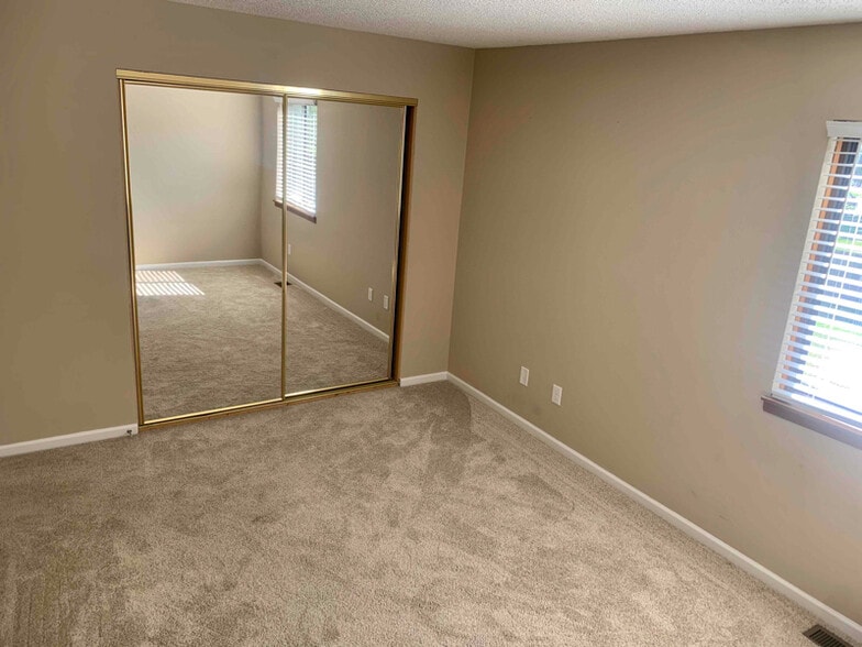 Building Photo - 2755 Pin Oak Dr