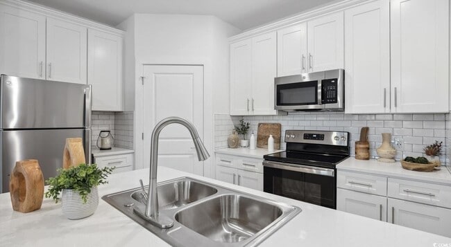 Building Photo - 31 Quaker Rdg Dr