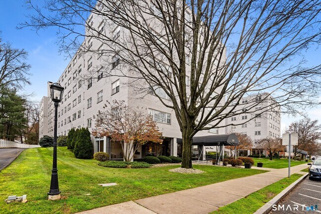 Building Photo - 891 Farmington Ave
