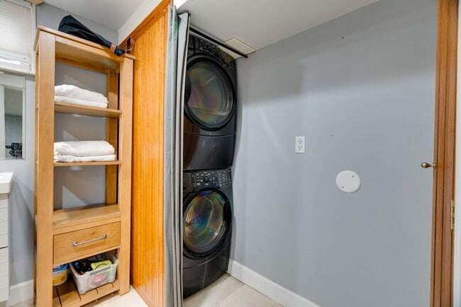 Building Photo - 3321 NE Peerless Pl