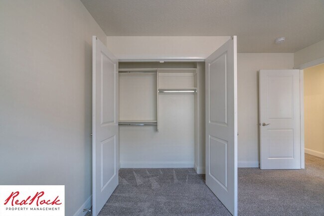 Building Photo - Modern Townhome in Desirable Hurricane Hei...